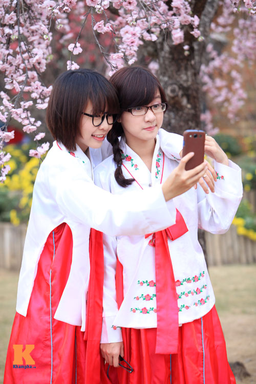 Thiếu nữ diện Hanbok dịu dàng du xuân - 7