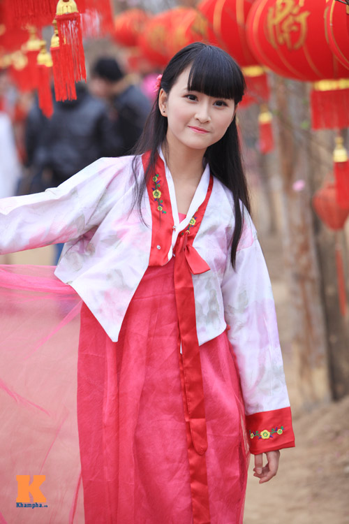 Thiếu nữ diện Hanbok dịu dàng du xuân - 11