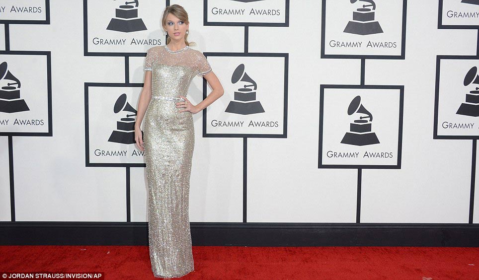 Paris Hilton gây sốc khi mặc xuyên thấu - 9