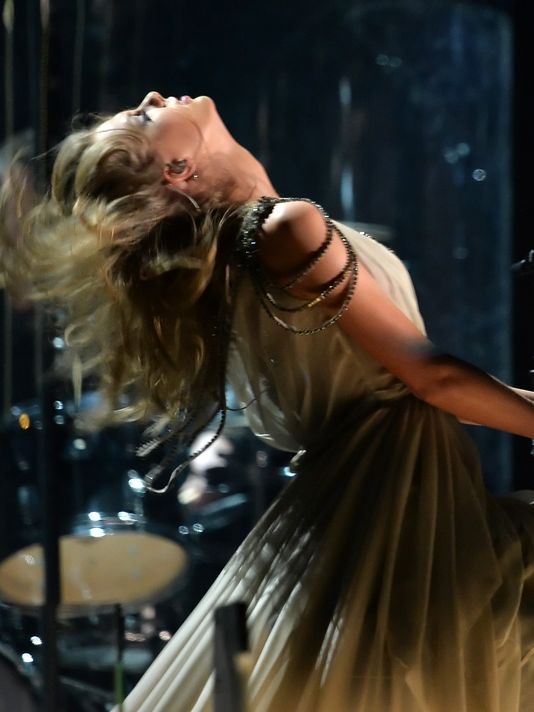 Taylor Swift xõa tóc tới bến tại Grammy - 1