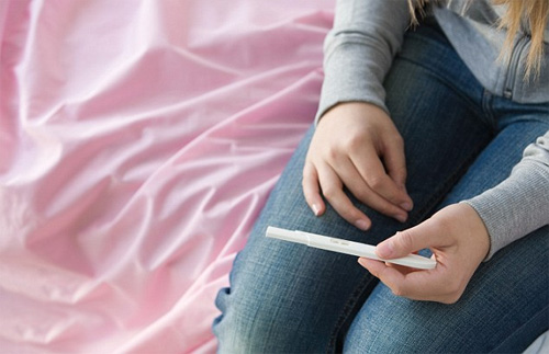 Sợ bố mẹ, thiếu nữ tìm mua thuốc phá thai - 1
