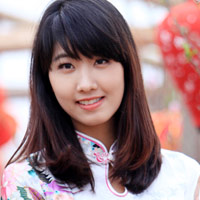 Bạn trẻ - Cuộc sống - Hoa khôi Ngoại thương diện xường xám du xuân