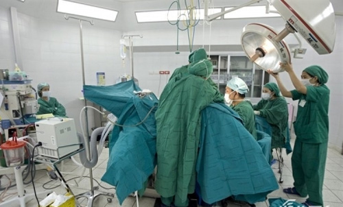 Mỹ nữ chuyển giới tung "ảnh mật" gây xôn xao - 4