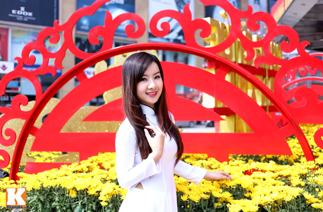 Cô rất thích khoác lên mình tà áo dài duyên dáng


