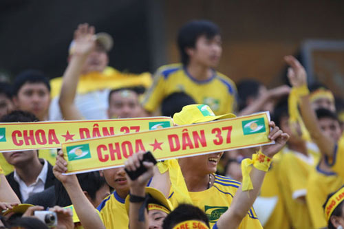 Khán giả V-League: Mơ được như Thanh Hóa, Nghệ An - 1