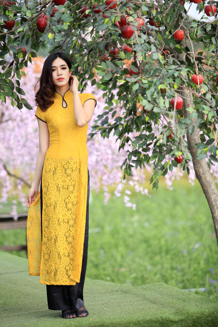 Trong tiết trời ấm áp, Hà Min xinh tươi diện áo dài rực rỡ... và khoe sắc thắm bên khu vườn xuân tươi mới
