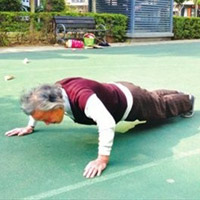 Phi thường - kỳ quặc - Bà lão 80 tuổi chống đẩy, gập bụng 150 cái hàng ngày