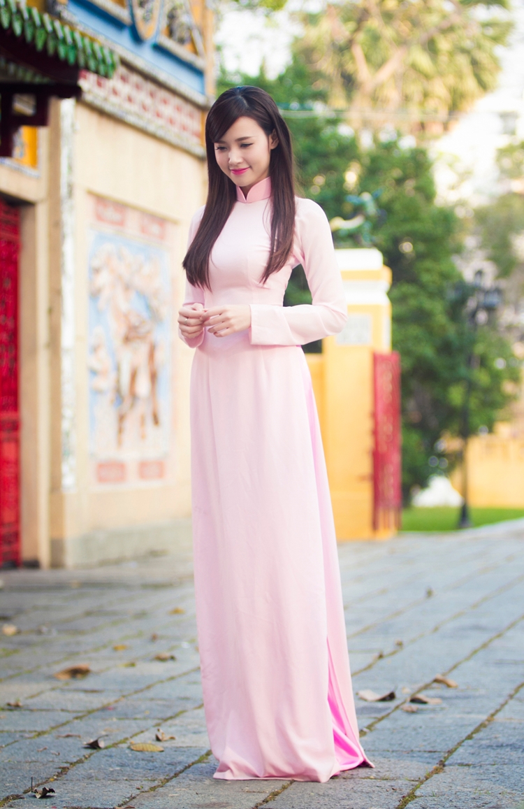 Qua lăng kính của nhiếp ảnh gia trẻ tuổi Đông Phong và áo dài của NTK Minh Châu, Midu xinh đẹp, dịu dàng trong những ngày đầu xuân
