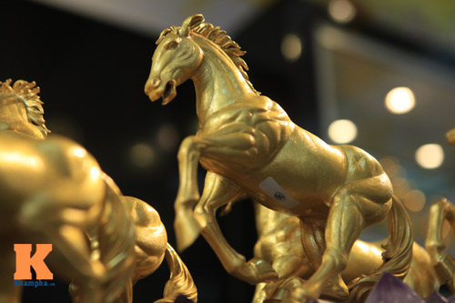 Cận cảnh bộ Bát Mã mạ vàng ở Hà Nội - 7