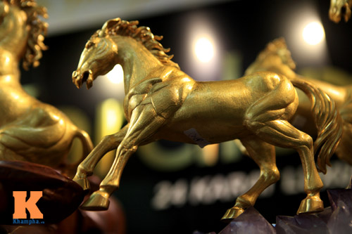 Cận cảnh bộ Bát Mã mạ vàng ở Hà Nội - 4