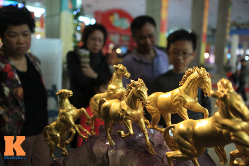 Cận cảnh bộ Bát Mã mạ vàng ở Hà Nội - 2