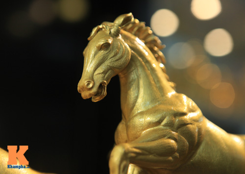 Cận cảnh bộ Bát Mã mạ vàng ở Hà Nội - 9