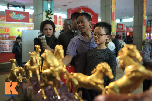 Cận cảnh bộ Bát Mã mạ vàng ở Hà Nội - 3