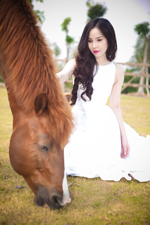 Siêu mẫu Ngọc Bích vui đùa cùng ngựa - 7