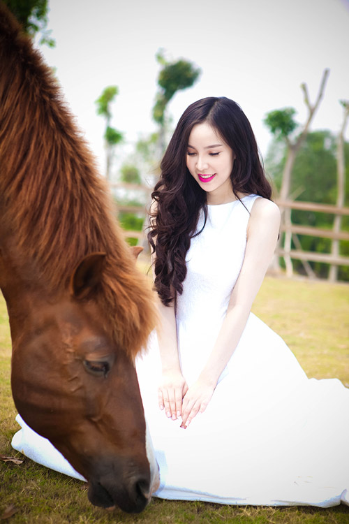 Siêu mẫu Ngọc Bích vui đùa cùng ngựa - 8
