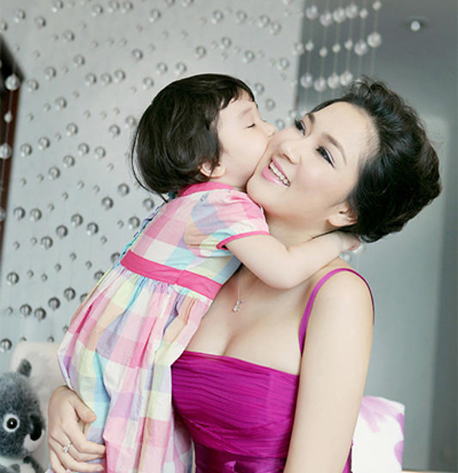 Hoa hậu Nguyễn Thị Huyền sở hữu vẻ đẹp mặn mà của bà mẹ một con
