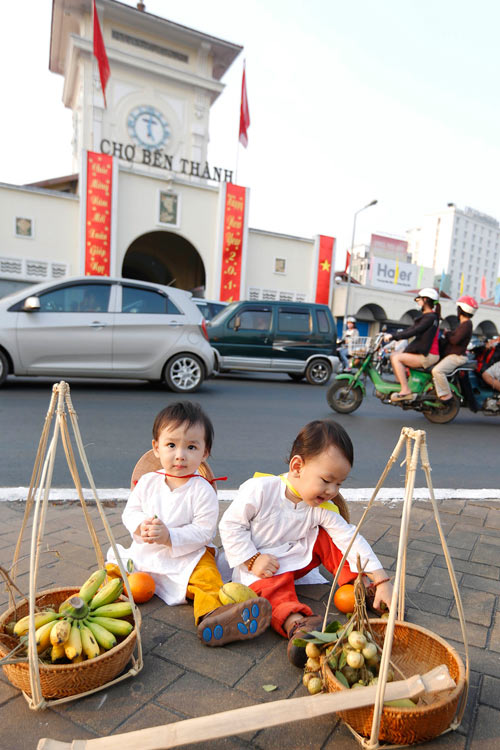 Nhóc tì xúng xính áo dài trên phố Tết - 13