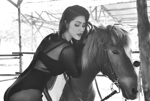 Đinh Phương Ánh khoe dáng bạo đầu năm - 12