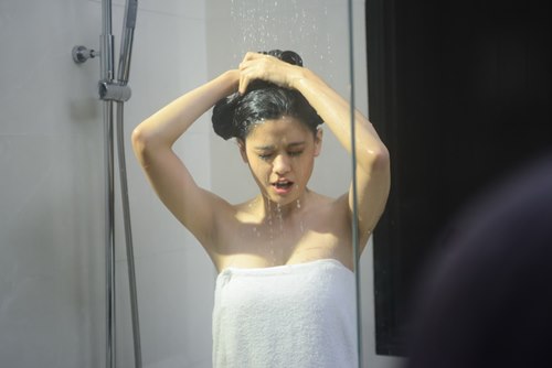 Trương Quỳnh Anh khoe cảnh tắm gợi cảm - 2