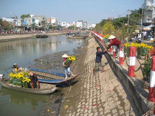 Hoa, trái “méo mặt” ngày 30 Tết - 2