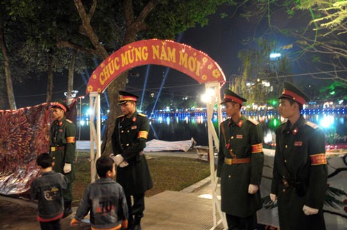 Cả nước rộn ràng trước thềm năm mới - 8