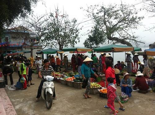 Chợ làng đầu năm bên bến nước - 1