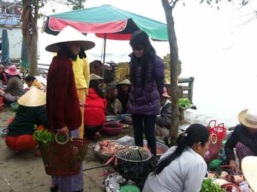 Chợ làng đầu năm bên bến nước - 11