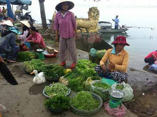 Chợ làng đầu năm bên bến nước - 13