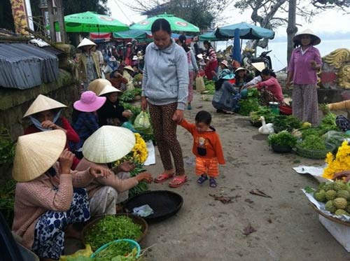 Chợ làng đầu năm bên bến nước - 2