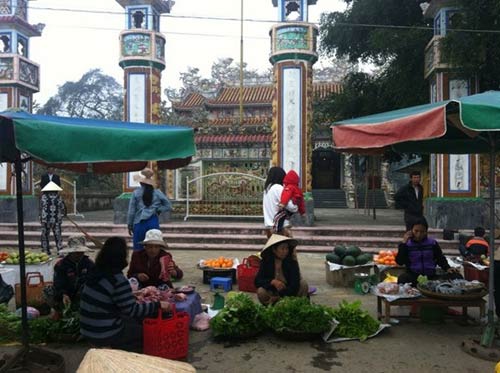 Chợ làng đầu năm bên bến nước - 3