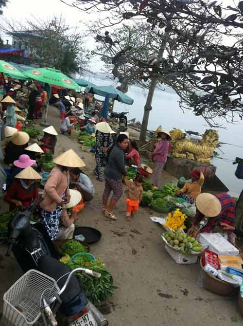 Chợ làng đầu năm bên bến nước - 4