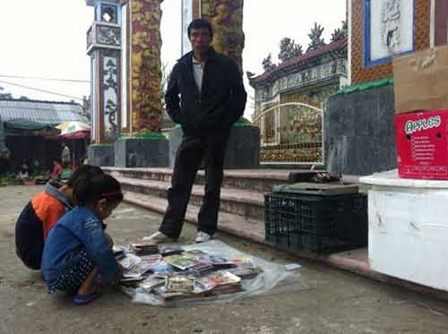 Chợ làng đầu năm bên bến nước - 8