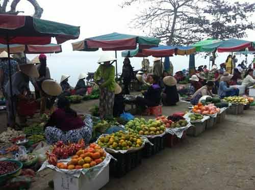 Chợ làng đầu năm bên bến nước - 9