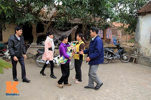 Ông Chấn đi chúc Tết sau 10 năm tù oan - 2