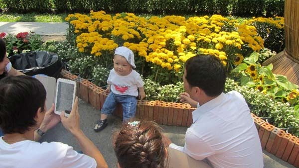 Dịp Tết, "phó nháy" kiếm bộn tiền ở đường hoa - 3