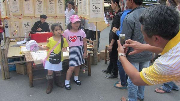 Dịp Tết, "phó nháy" kiếm bộn tiền ở đường hoa - 4