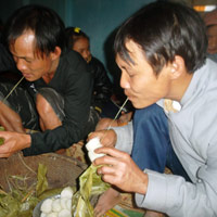 Tin tức trong ngày - Cái Tết ấm cúng của cha con "người rừng"