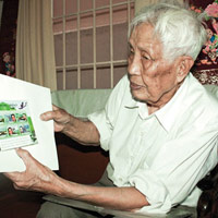 Tin tức trong ngày - Người đàn ông 50 năm sưu tầm tem về tướng Giáp