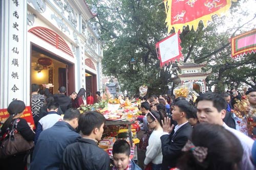HN: Chen nhau vào Phủ Tây Hồ cầu tài lộc - 2