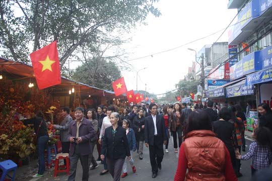 HN: Chen nhau vào Phủ Tây Hồ cầu tài lộc - 3