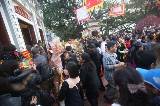HN: Chen nhau vào Phủ Tây Hồ cầu tài lộc - 4