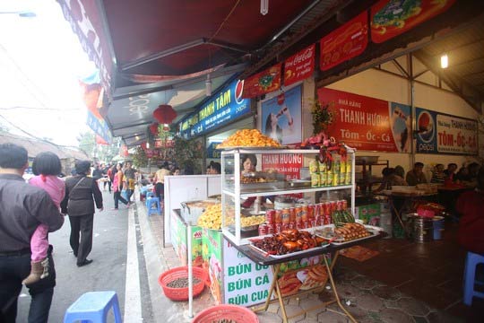 HN: Chen nhau vào Phủ Tây Hồ cầu tài lộc - 6