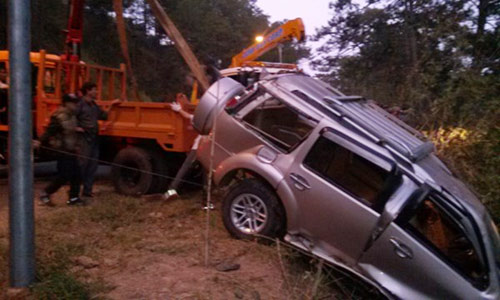 Ô tô lao xuống vực, 4 người nhập viện - 2