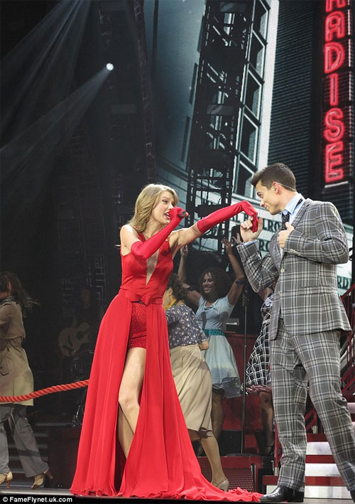 Váy áo trong veo vẫn mê hoặc sao thế giới - 17