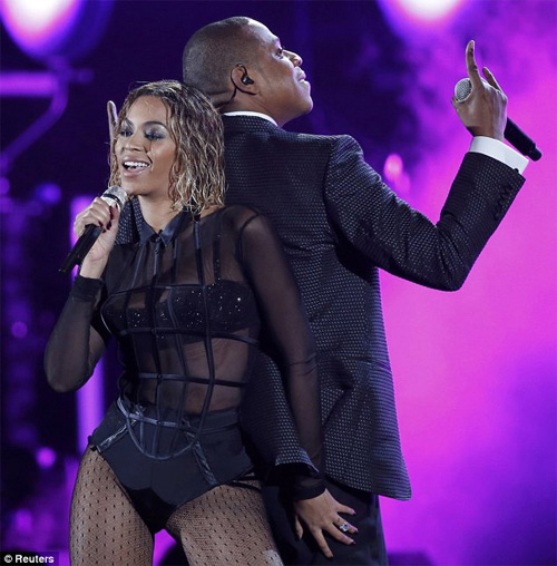 Váy áo trong veo vẫn mê hoặc sao thế giới - 5