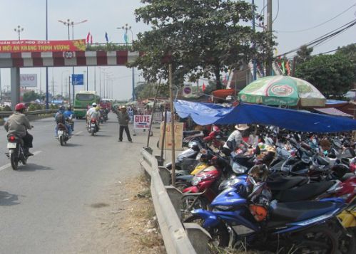 Ngày Tết ở TP HCM: Choáng váng với giá giữ xe - 2