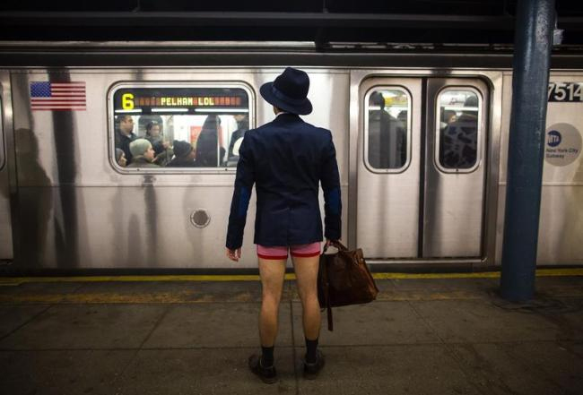 Một người hưởng ứng ngày không quần dài đi tàu điện ngầm
