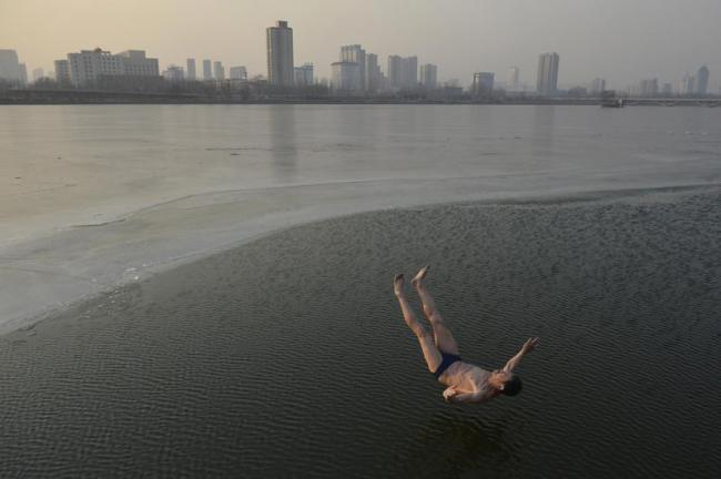 Người đàn ông nhảy xuống hồ nước giữa tiết trời giá lạnh ở Trung Quốc
