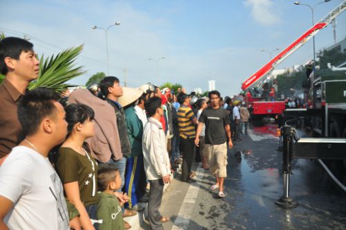 Đà Nẵng: Lửa thiêu rụi hiệu buôn đồ điện, sơn - 2