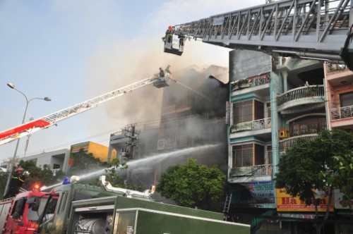 Đà Nẵng: Lửa thiêu rụi hiệu buôn đồ điện, sơn - 3